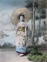 Jeune fille japonaise en kimono avec une ombrelle, le mont Fuji à l
